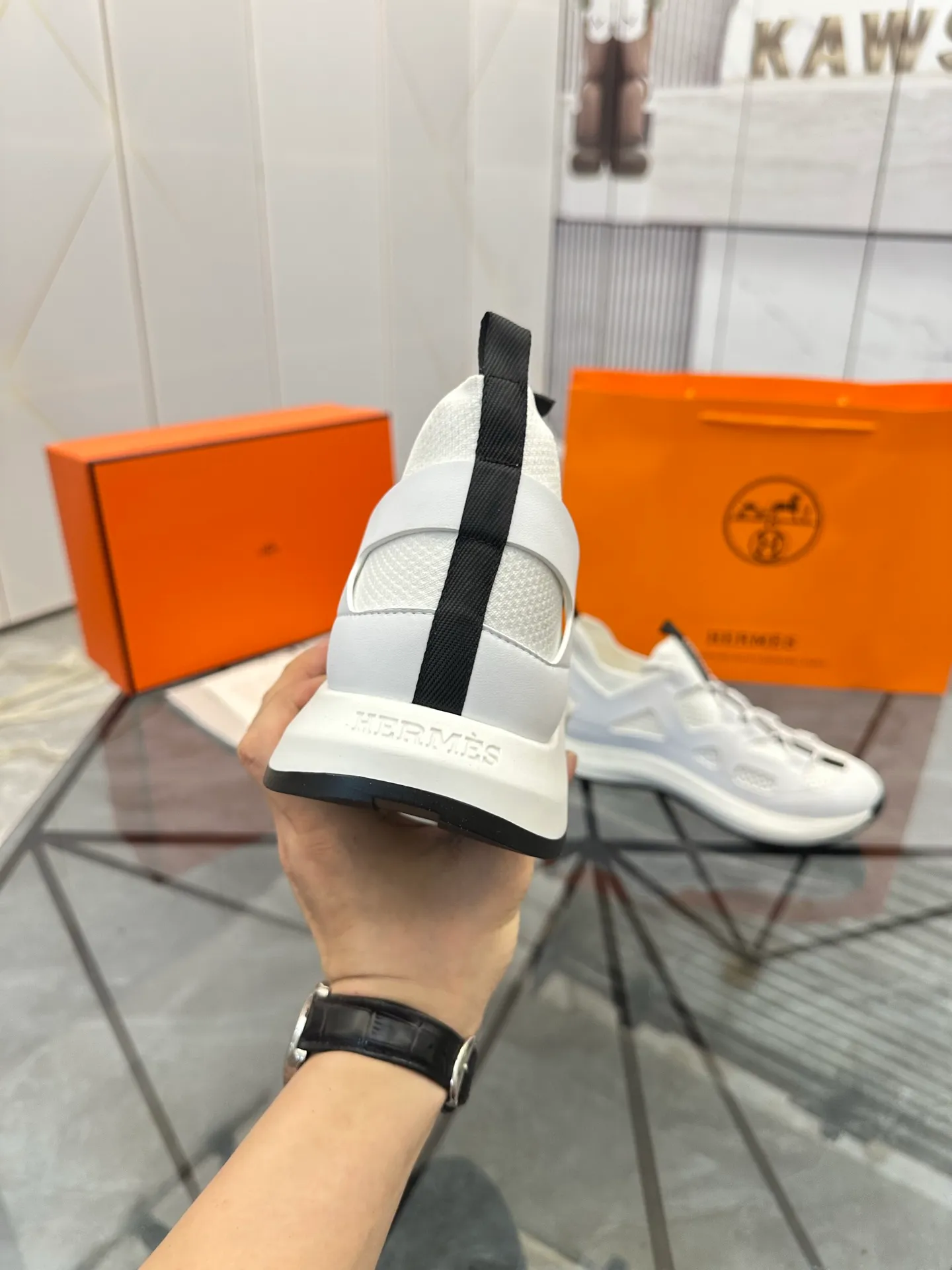 Men's shoes for sale 💰: 💰P660¥ High-end top quality Product trademark: Hermes *"Hermès*" low-top casual shoes Regular size: 38-45 (can be customized to 46) Product materials: upper imported first-layer cowhide stitched with original fabric, original rubber sheet, breathable lining, cowhide foot pads, original outsole. No.: 001